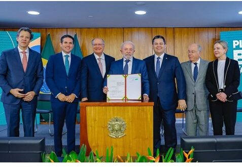 Presidente Lula assina MP Brasil Soberano para reagir a tarifas dos EUA e reafirma defesa inegociável da soberania nacional.