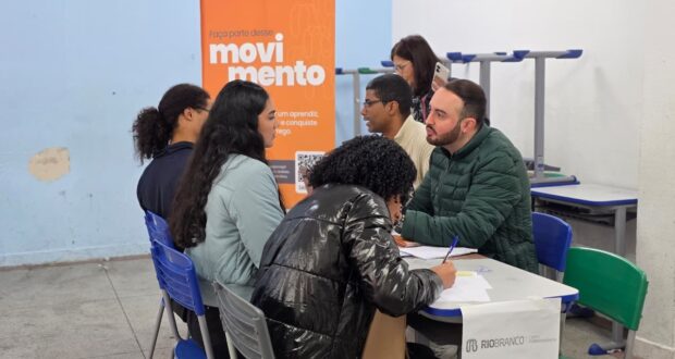 Evento em Cotia reuniu estudantes no Juventude e Trabalho com palestras e atividades em celebração ao Dia da Juventude.