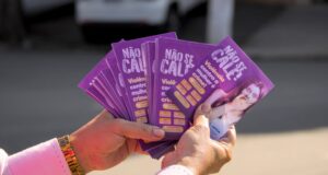 Ação educativa no centro de Cotia marca início da campanha Agosto Lilás, que combate a violência contra a mulher.