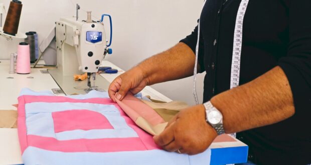 Prefeitura de Cotia oferece curso gratuito de corte e costura no CECAP, com turmas manhã e tarde. Inscrições abertas.