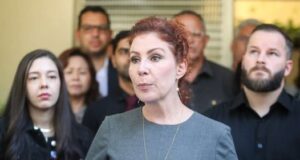 Deputada Carla Zambelli (PL-SP) passa mal ao chegar ao Tribunal de Apelação de Roma nesta quarta-feira, 13.