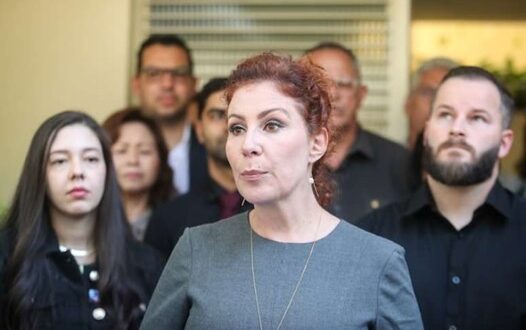 Deputada Carla Zambelli (PL-SP) passa mal ao chegar ao Tribunal de Apelação de Roma nesta quarta-feira, 13.