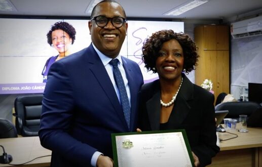 Sessão Solene da Câmara de Osasco entrega Diploma João Cândido a Dulcinéia Gonçalves, diretora de enfermagem do Hospital Regional.
