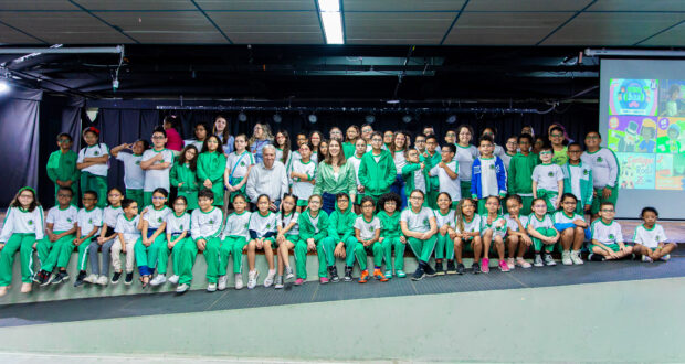 Prefeitura de Osasco entrega 77 óculos a estudantes pelo projeto “Ver e Viver”, promovendo saúde ocular e inclusão escolar.