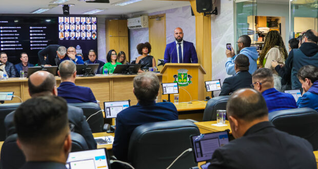 Prefeito Gerson Pessoa anuncia novas unidades de saúde em Osasco durante abertura do 2º semestre legislativo na Câmara Municipal.
