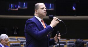 PL 3853/2025 propõe fornecimento imediato de medicamentos essenciais pelo SUS para pessoas com síndromes neuropsiquiátricas.