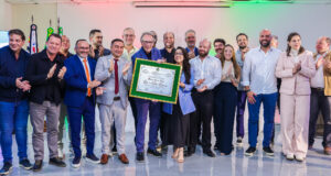 Câmara de Osasco homenageia Waldyr Ribeiro, secretário de Obras, pelos 35 anos de serviços prestados à cidade como servidor público.