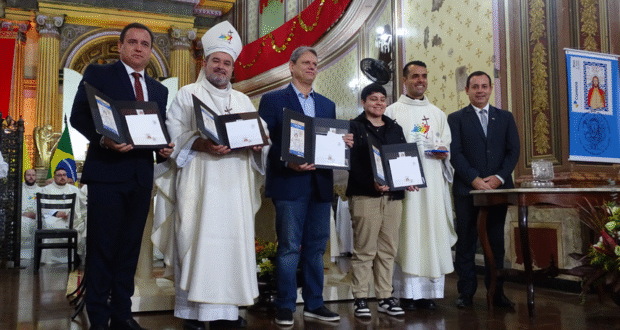 Correios celebram 300 anos do Senhor Bom Jesus em Pirapora com selo e carimbo comemorativos em cerimônia no santuário.