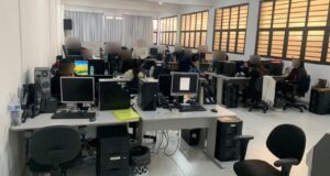 Durante o cumprimento dos mandados de busca e apreensão, os investigadores encontraram a central em pleno funcionamento