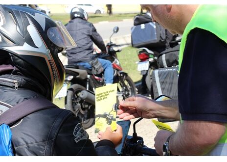 Concessionária realiza ação em 29/08 para orientar motociclistas sobre pilotagem defensiva e uso de equipamentos de proteção.