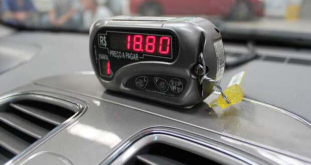 Ipem-SP determina que taxistas de São Paulo realizem mudança de tarifa nos taxímetros entre 18/08 e 20/10, conforme portaria oficial.
