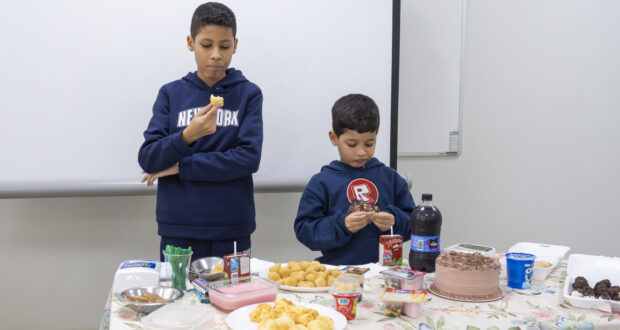 Diagnóstico de alergia à proteína do leite muda a vida de crianças e exige cuidados até em momentos simples como festas e lanches.