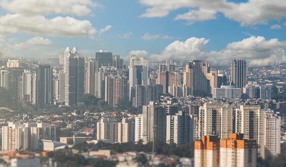 Segundo o Caged, Barueri abriu 2.515 vagas formais em julho de 2025, ficando em 4º lugar nacional na criação de empregos.