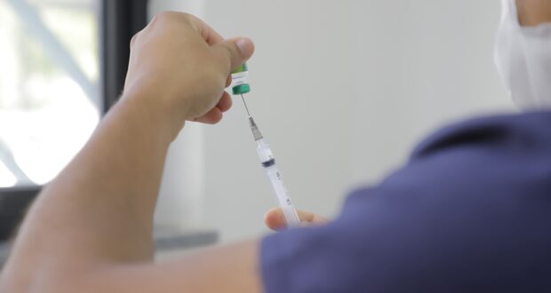 Prefeitura de Barueri amplia vacinação escolar para crianças e adolescentes menores de 15 anos, seguindo o Calendário Nacional.