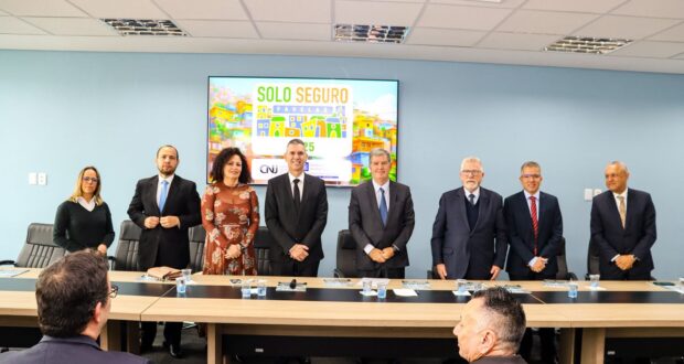 Desembargador Francisco Eduardo Loureiro ministra palestra no CIOESTE sobre direito à moradia e regularização fundiária.