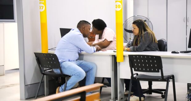 Casa do Trabalhador de Barueri oferece 39 vagas de 23 a 29/9, com oportunidades para diversos níveis de escolaridade.