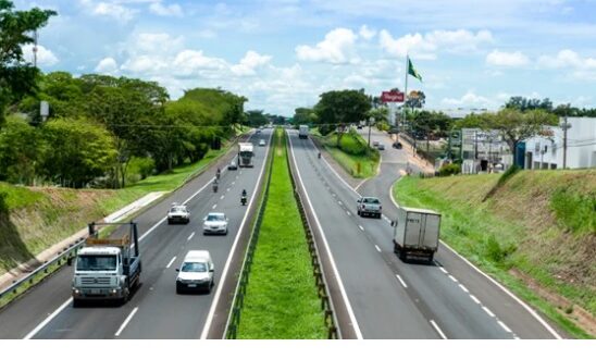 Rodovia Raposo Tavares e Rota Sorocabana recebem R$ 8,8 bi em obras, com melhorias, empregos e mais segurança aos motoristas.