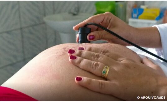 Pesquisa mostra redução de episiotomia e manobra de Kristeller em partos vaginais no SUS nos últimos dez anos.