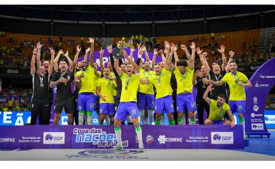 A seleção brasileira de futsal garantiu a Copa das Nações ao vencer a Polônia por 2 a 1, no Ginásio Nilson Nelson, em Brasília.