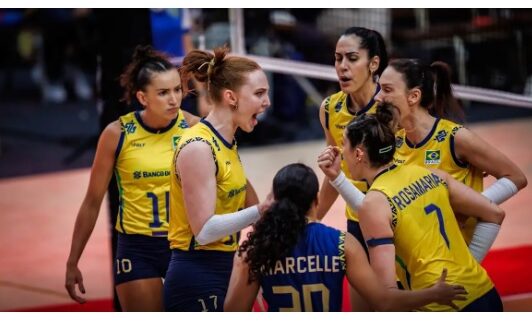 Seleção feminina de vôlei garante vaga nas semifinais do Mundial com vitória por 3 a 0 sobre a França em Bangkok.