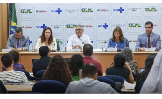 Cartão Nacional de Saúde passa a mostrar nome e CPF no lugar do antigo número, segundo anúncio dos ministérios da Saúde e MGI.