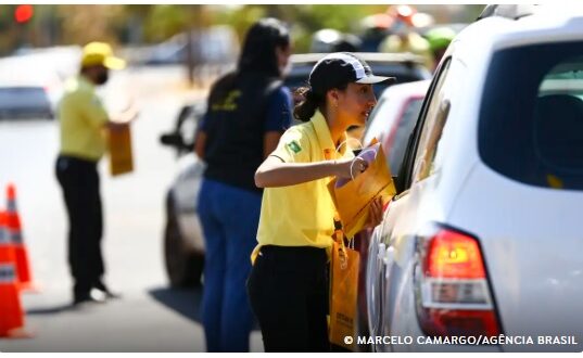 Estudo da Abramet indica que transportar crianças no meio do banco traseiro aumenta em 24% a segurança durante viagens.