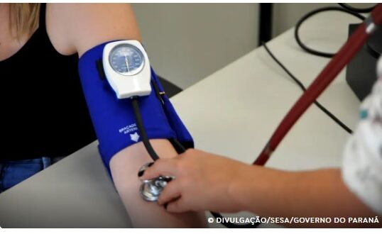 Nova diretriz de cardiologia e nefrologia considera pressão 12x8 como pré-hipertensão, alterando conceito de normalidade arterial.