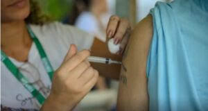 Ministério da Saúde abre consulta pública sobre inclusão da vacina contra herpes zóster no PNI para idosos e imunocomprometidos.