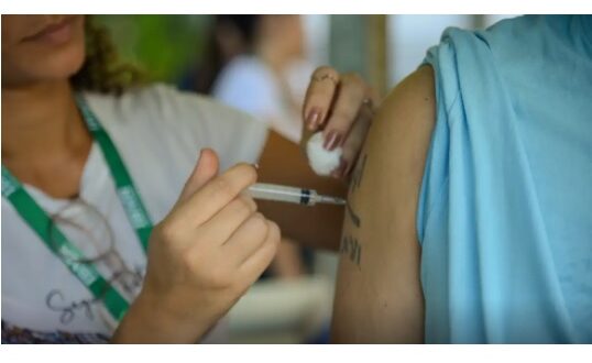 Ministério da Saúde abre consulta pública sobre inclusão da vacina contra herpes zóster no PNI para idosos e imunocomprometidos.