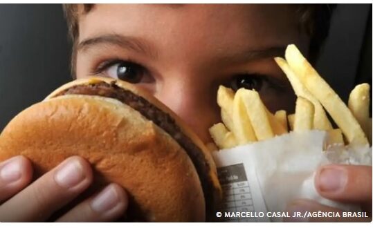 Uma em cada cinco crianças no mundo está acima do peso. Segundo o Unicef, 188 milhões têm obesidade, superando a desnutrição infantil.