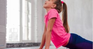 Prefeitura de Cotia oferece yoga para crianças, jovens e adultos 18+, com inscrições presenciais e vagas gratuitas.