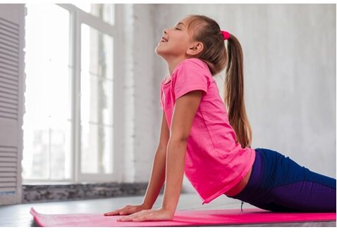 Prefeitura de Cotia oferece yoga para crianças, jovens e adultos 18+, com inscrições presenciais e vagas gratuitas.