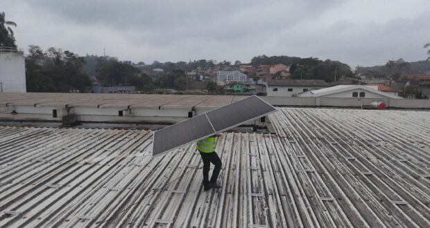 Prefeitura de Cotia inicia projeto de energia solar em 23 prédios públicos, começando pela Creche de Caucaia do Alto.