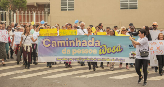 Cotia realiza caminhada em 4 de outubro pelo Dia do Idoso, com tema “Envelhecer com Dignidade”. Evento gratuito e aberto a todos.