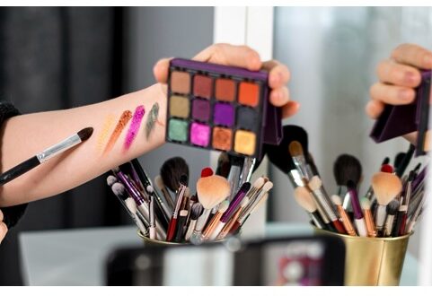 Cotia abre inscrições para cursos gratuitos de cabeleireiro, manicure, design de sobrancelha, penteado e maquiagem a partir de 16 anos.