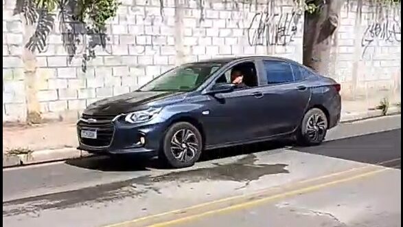 Sistema siga e pare organiza o tráfego na Estrada do Embu, em Cotia, nesta quinta (25), devido a reparo emergencial da Sabesp.