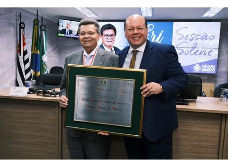 Pastor Dr. Eri Alencar, líder da AD Paulistana, recebe homenagem da Câmara de Osasco por sua trajetória de fé e dedicação.