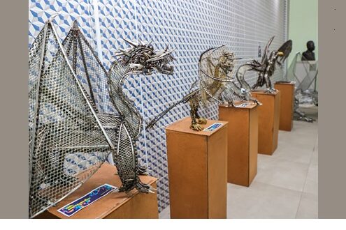 Prefeitura de Osasco recebe a mostra “Cultura em Ferro”, com esculturas criadas por Fábio Dias a partir de sucata metálica.