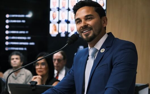 Suplente Helder de Oliveira assume vaga na Câmara de Osasco por 31 dias, durante licença do vereador Sérgio Fontellas.