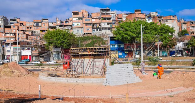 Prefeito de Osasco vistoria obras do Parque do Nordestino, novo espaço de lazer e convivência no Jardim Rochdale.