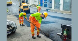 Prefeitura de Osasco realiza ação do Programa Asfalto Novo na Rua Antônio de Campos Toledo, bairro Ayrosa, zona Norte.