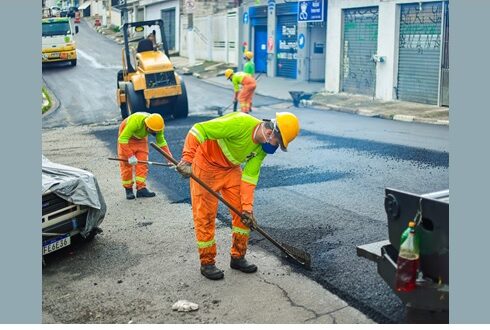 Prefeitura de Osasco realiza ação do Programa Asfalto Novo na Rua Antônio de Campos Toledo, bairro Ayrosa, zona Norte.