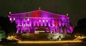 Neste domingo, o Palácio dos Bandeirantes em SP recebe iluminação lilás em apoio à conscientização sobre Alzheimer e diagnóstico precoce.