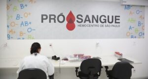 Secretaria da Saúde amplia atendimento inclusivo com o programa São Paulo São Libras, facilitando doação de sangue para surdos.