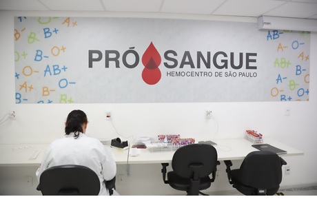 Secretaria da Saúde amplia atendimento inclusivo com o programa São Paulo São Libras, facilitando doação de sangue para surdos.