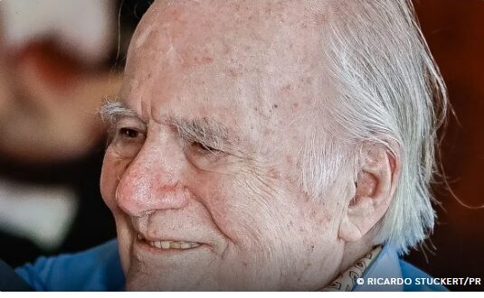 Mino Carta, fundador e diretor da Carta Capital, faleceu em São Paulo aos 91 anos, deixando legado marcante no jornalismo brasileiro.