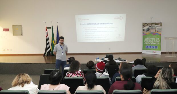 A SDPD de Barueri, em parceria com o Sebrae, capacitou participantes da Feira Empreendedora Inclusiva, fortalecendo a economia criativa.