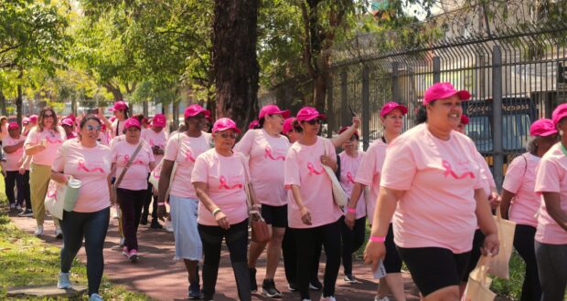 Com o tema “Conscientizar, apoiar e acolher”, Barueri promoveu mais uma edição da Caminhada Rosa no Parque Municipal Dom José.
