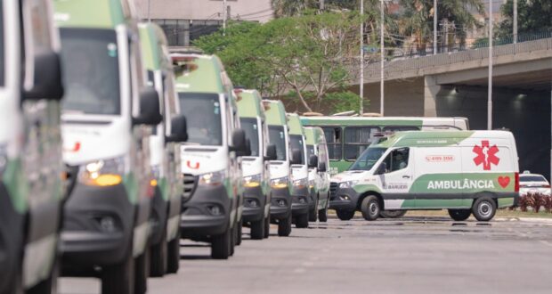 Prefeito Beto Piteri entrega 25 novas ambulâncias, incluindo três UTIs, para renovar a frota e reforçar o atendimento em Barueri.