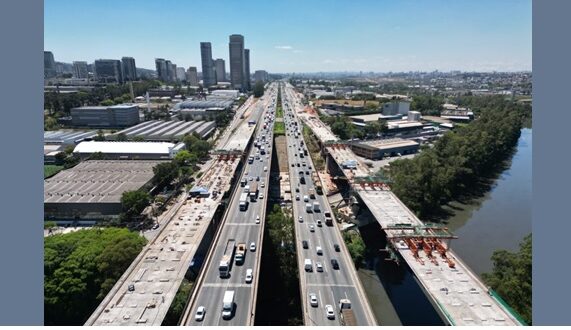 Nova Ponte Guilherme de Almeida, em Barueri, atinge marco histórico com o “beijo” da estrutura que une os dois lados da obra.